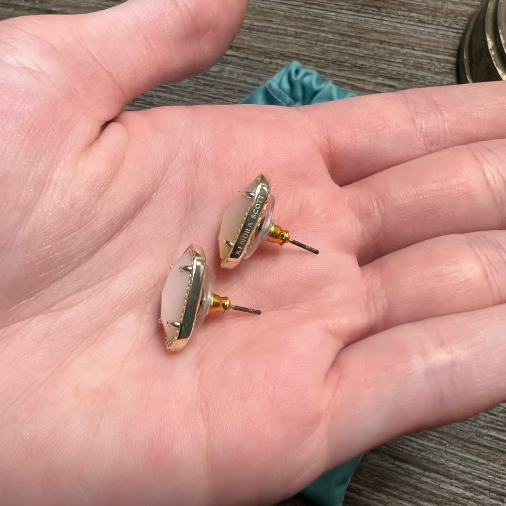 š„³SOLD Kendra Scott Mother of Pearl Ellie studs - Picture 4 of 5